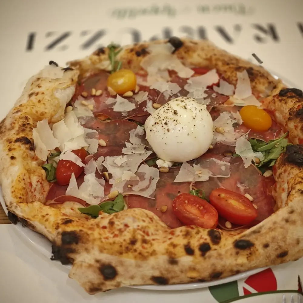 Pica sa bresaolom, buratom i parmezanom