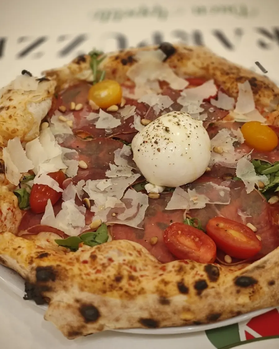 Pica Di Karpuzzi sa bresaolom, buratom i parmezanom na tanjiru
