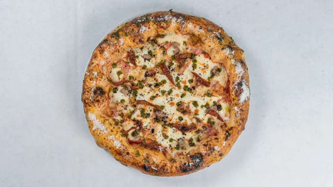 Pizza Di Karpuzzi sa dimljenim sirom, pančetom i salsičom